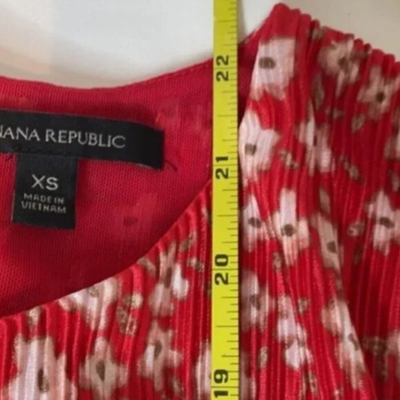 Banana Republic Red Floral Pleated Tank Top - Picture 11 of 11